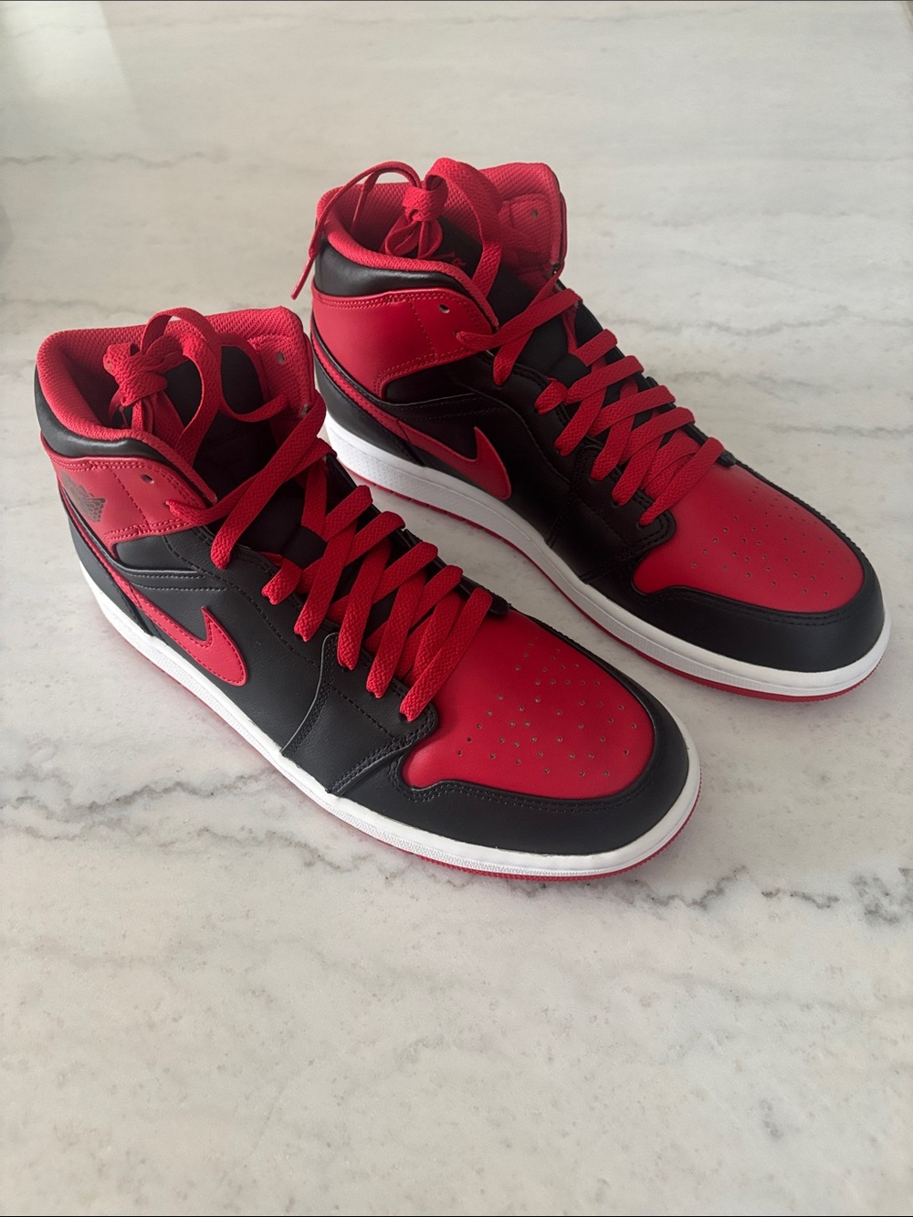 Air Jordan 1 Mid Alternate Bred (2022) NEW